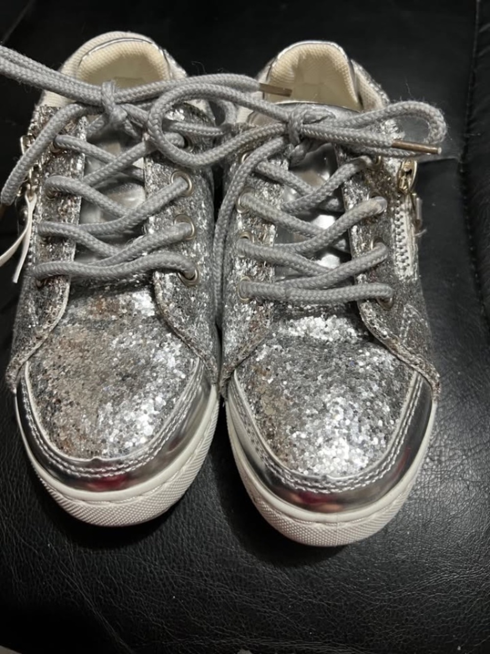 NEW! NEVER WORN! SIZE 11 LITTLE GIRLS GLITTER GYM SHOES GRAY LOT4818